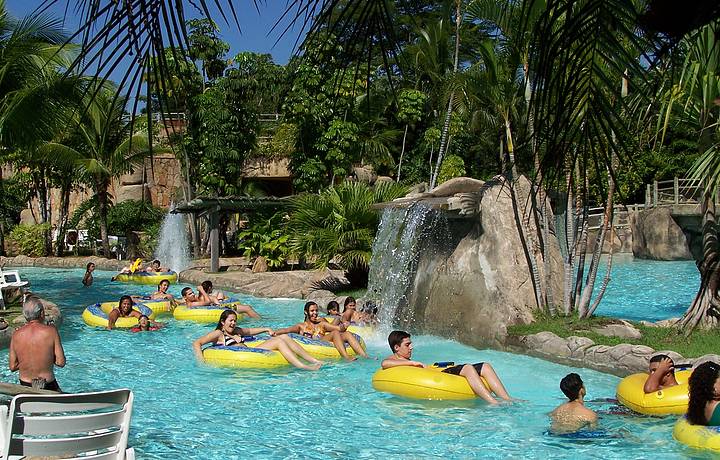 um grupo de pessoas em uma piscina com infláveis