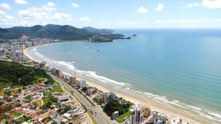 uma vista aérea de uma praia e uma cidade