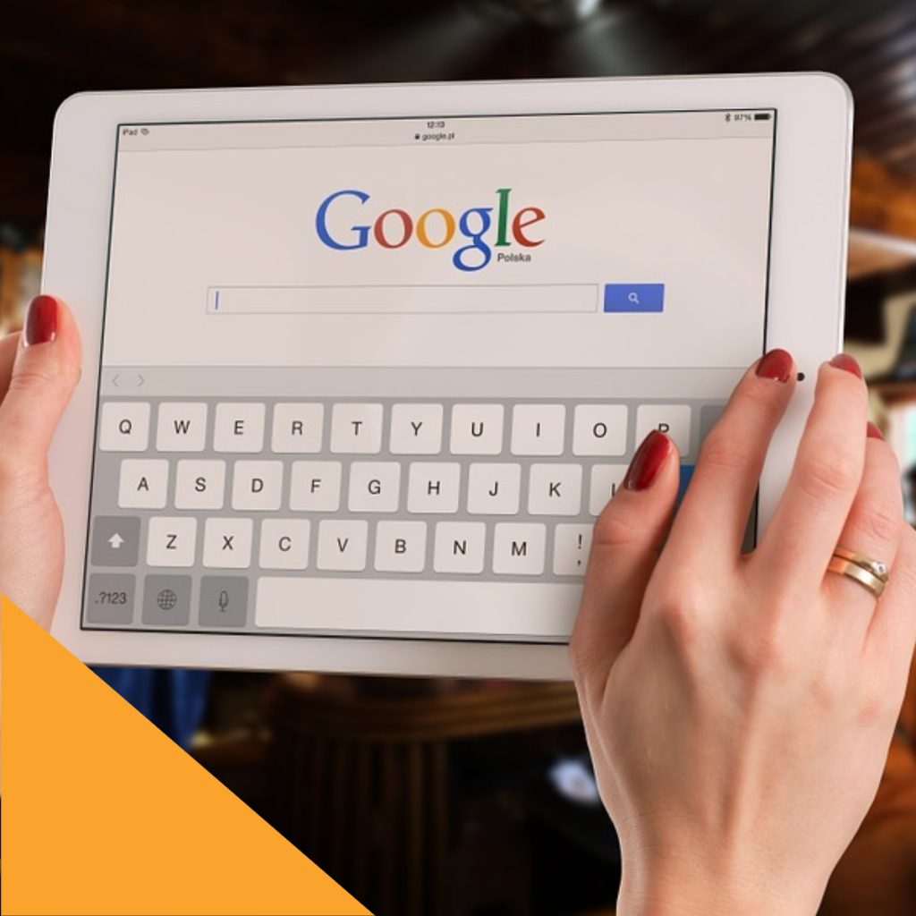 uma mulher segurando um tablet com o logotipo do Google