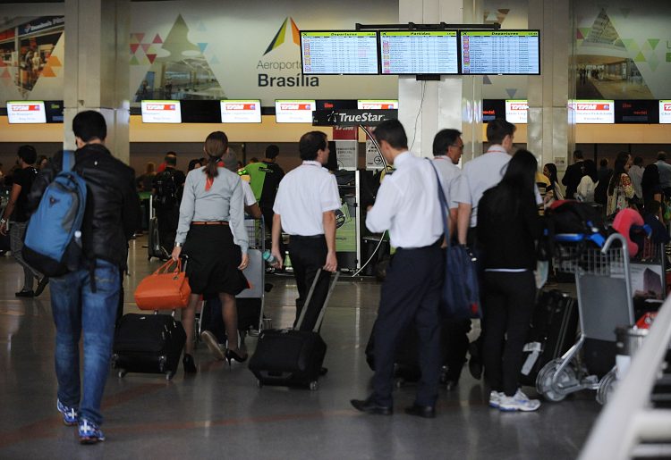 um grupo de pessoas andando por um aeroporto