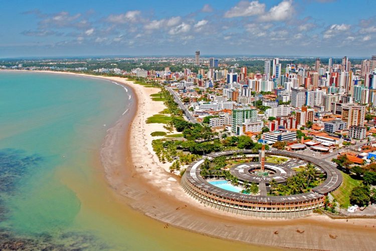 uma vista aérea de uma praia e de uma cidade