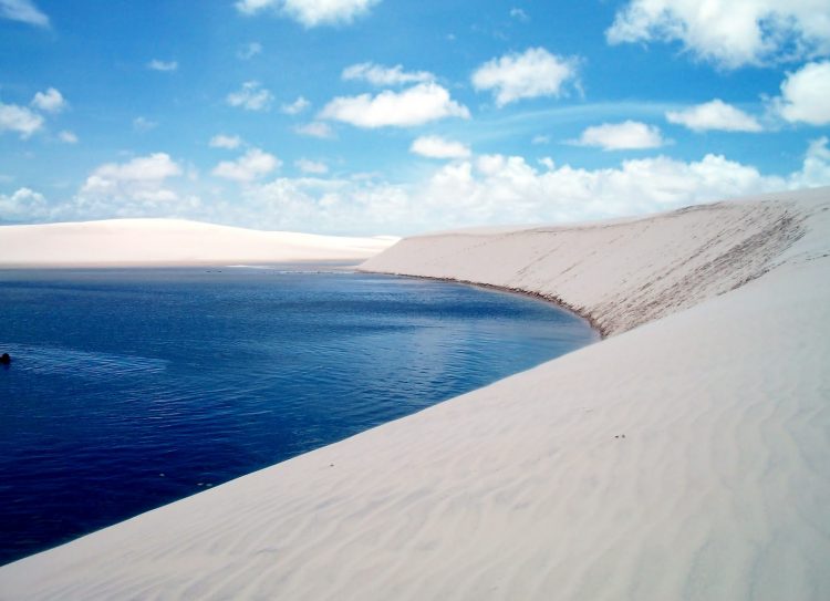 Lagoa_e_duna_no_Parque_Nacional_dos_Lençois_maranhenses_(São_Luís_-_BR)