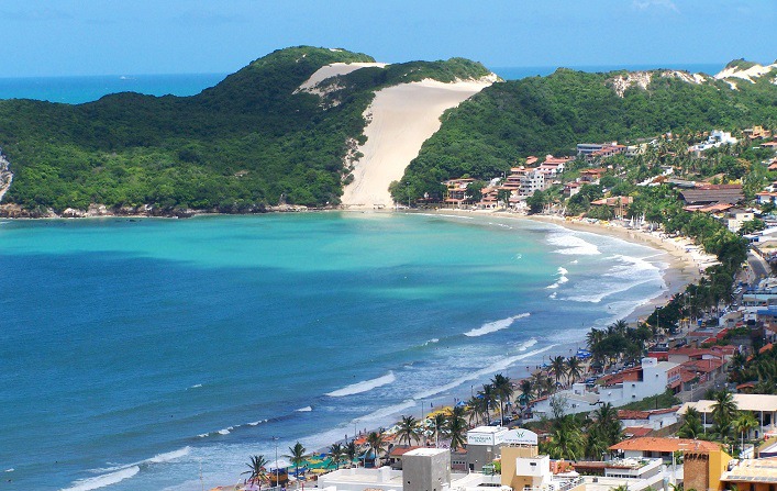 uma vista aérea de uma praia e do oceano