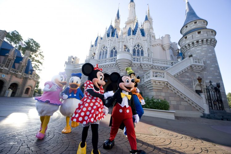 um grupo de personagens em frente a um castelo