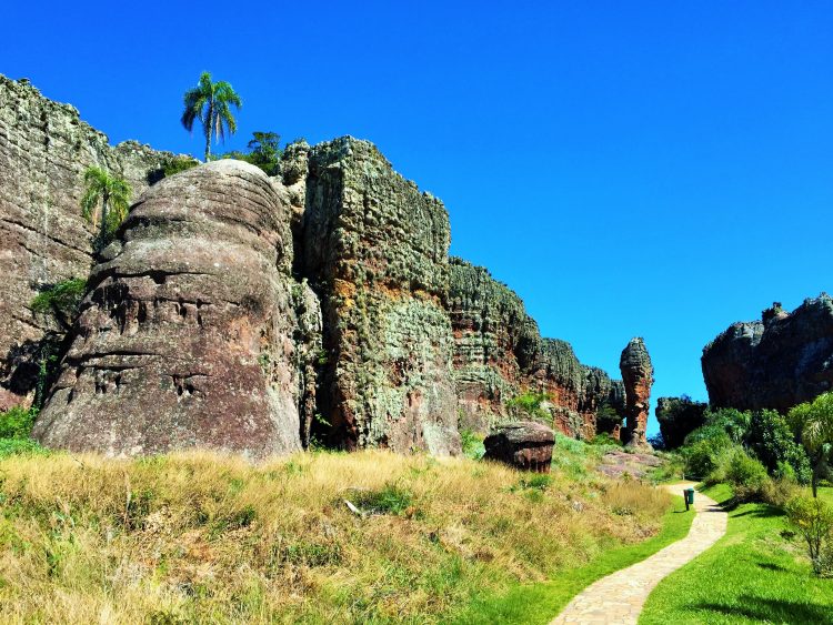 um caminho entre duas pedras grandes em uma área gramada