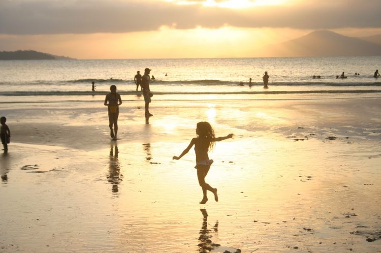 Pessoas-na-praia-ao-entardecer