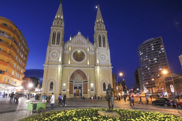 Catedral basilica de nossa sra da Luz dos Pinhais na Praça Tiradentes