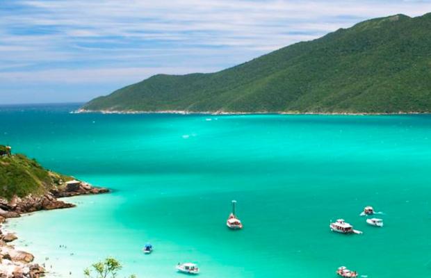 um grupo de barcos flutuando em cima de um grande corpo de água