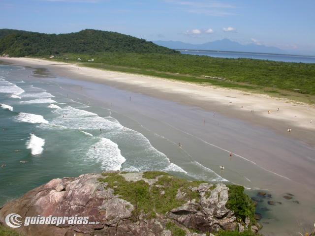 uma vista aérea de uma praia com pessoas na água