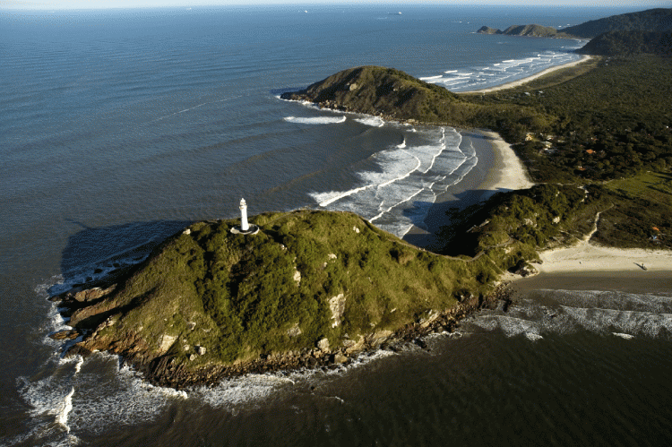 uma pequena ilha com um farol no topo