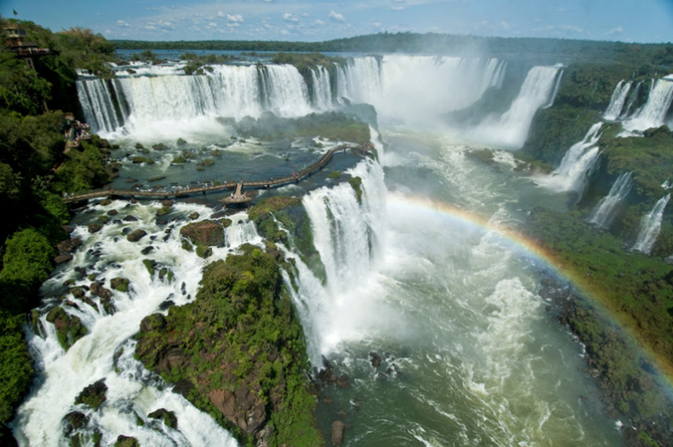 um arco-íris no meio de quedas de uma catarata