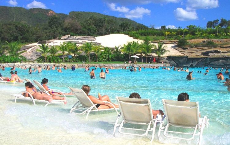 um grupo de pessoas sentadas em cadeiras em uma piscina