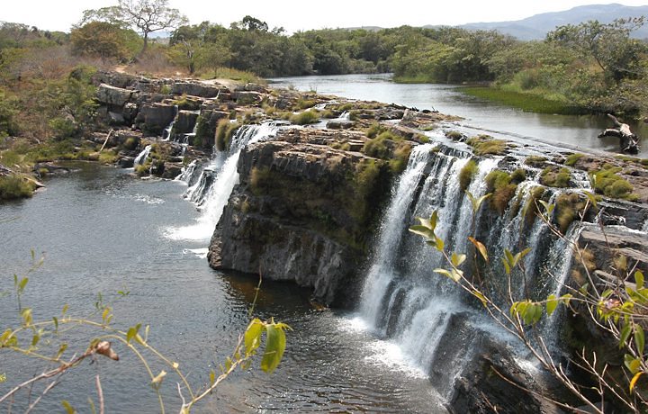 uma grande cachoeira com muita água saindo dela