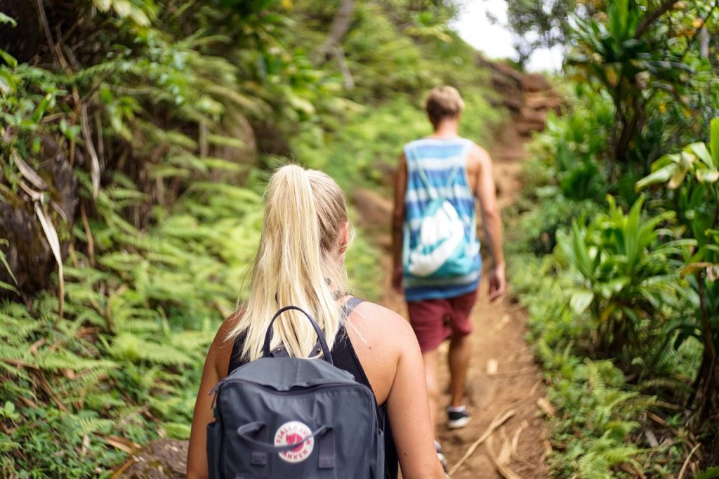 algumas pessoas andando por uma estrada de terra