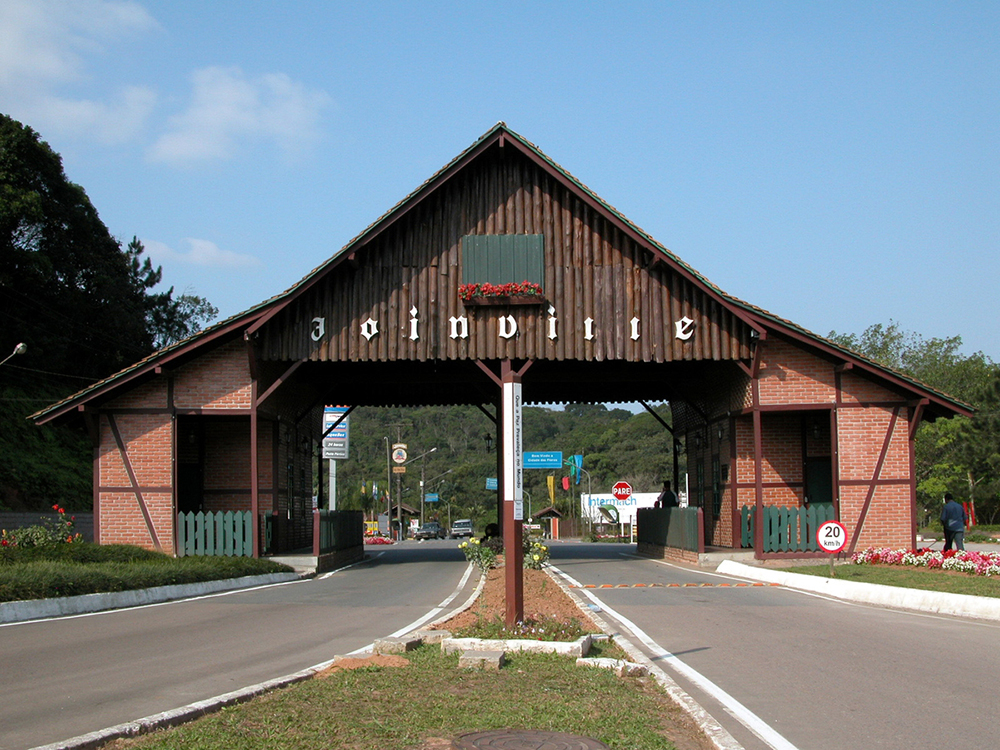 um portal de madeira com uma placa na frente escrita Joinville