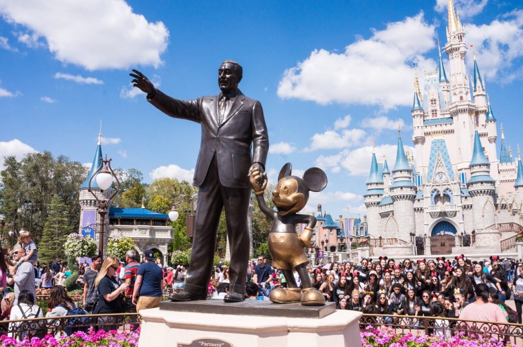 Estátua de Walt Disney e o Mickey no Magic Kingdom em Orlando - Estados Unidos