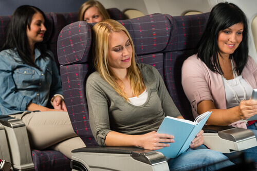 um grupo de jovens sentadas em um avião