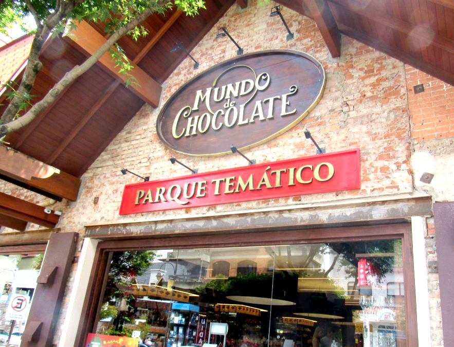 uma frente de loja com uma placa que diz mundo chocolate