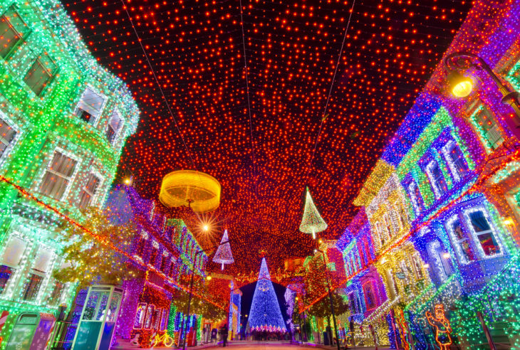 uma rua que tem luzes de natal por toda parte