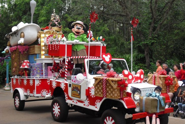 um carro alegórico com um Mickey Mouse nas costas