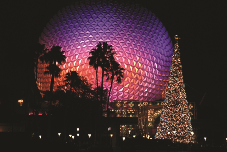 uma grande árvore de natal na frente de um prédio