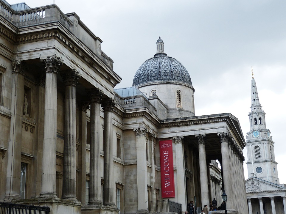 National Gallery é um museu de arte no centro de Londres que abriga uma coleção de mais de 2.300 pinturas.