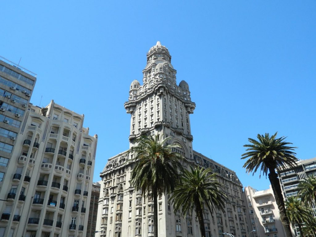 Razões para conhecer o Uruguai - Montevideo - palácio Salvo - ©Pixabay/Pirizluz