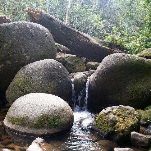 praias para conhecer na Vila de Trindade - Pedra que engole- ©danisousa