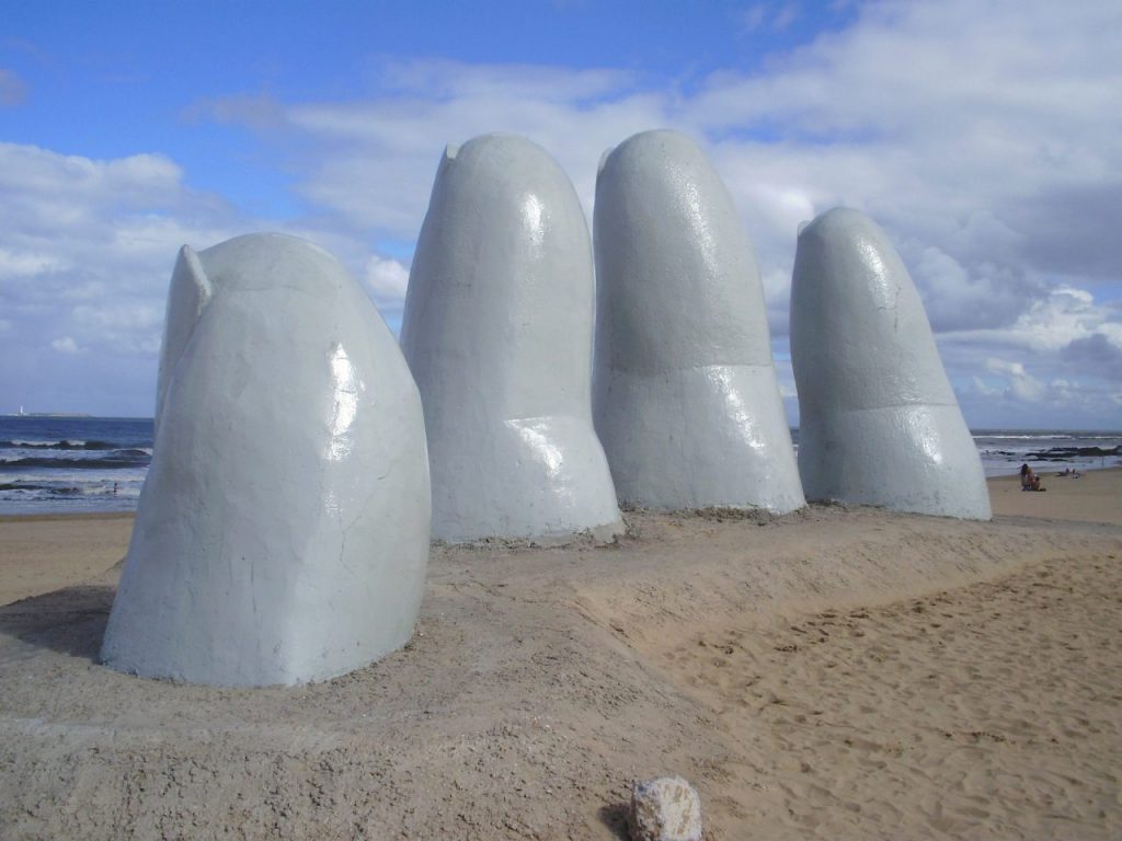 Razões para conhecer o Uruguai - Punta del Este - Monumento Mão - ©Pixabay/12019