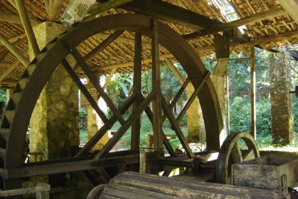 um antigo moinho de água com roda de madeira