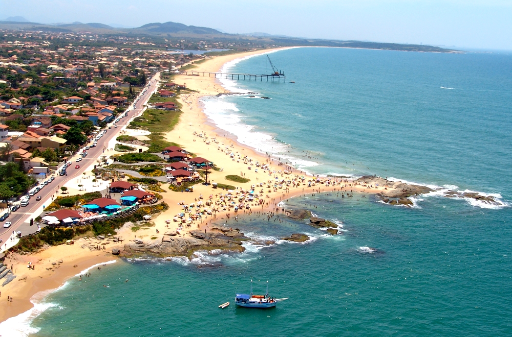 uma vista aérea de uma praia com um barco na água