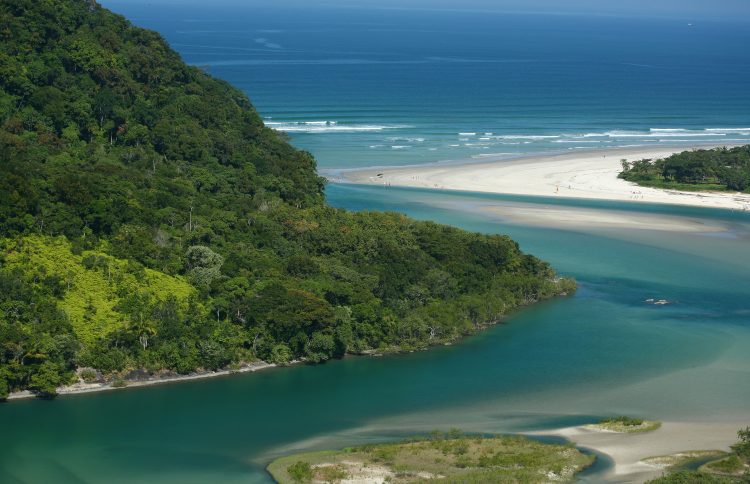 Vista aérea da Praia de Guaratuba e do Rio Guaratuba. Bertioga-SP, 2008. OBS: valor para utilização sob consulta.