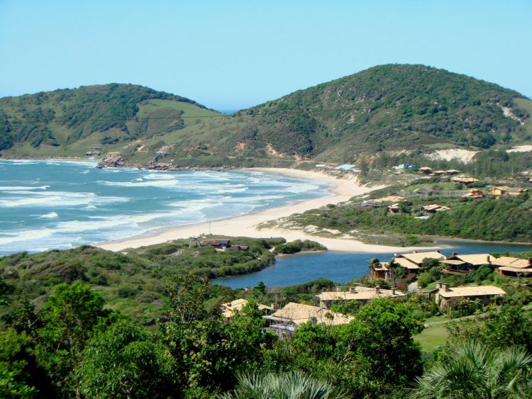 uma vista de uma praia de uma colina