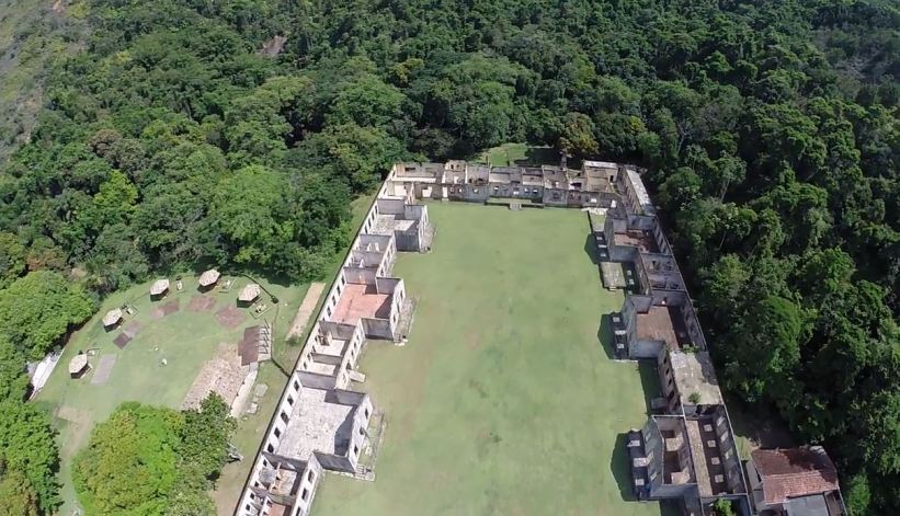 uma vista aérea de um prédio no meio de uma floresta