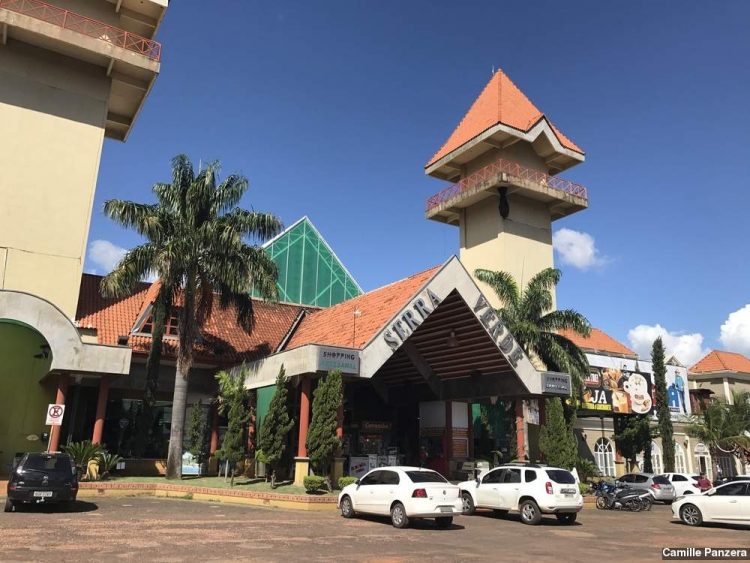 um prédio com uma torre no meio de um estacionamento