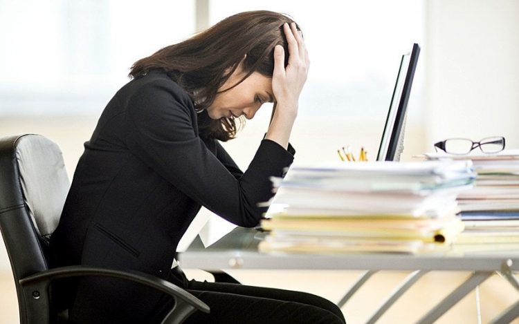 Mulher cansada da rotina de trabalho