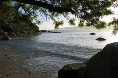 uma vista da água de uma praia