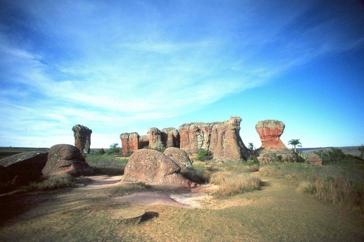 uma grande formação rochosa no meio de um campo