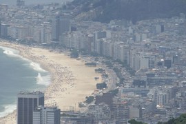 Esqueça casas numa região tão vertical e valorizada. Em Copacabana você encontrará apartamentos e flats para alugar por temporada