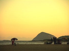 Sunset in Copacabana is wonderful. Rent a apartment facing the sea ( or perhaps a cover ) and enjoy this unique spectacle of nature and ubarnidade