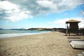 Rent a house on the beach is much better than a hotel