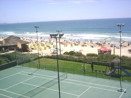 Apartamento para temporada, com quadra de tênis e de frente ao mar