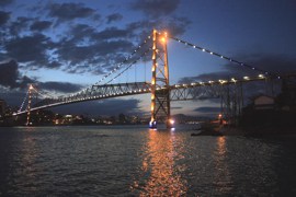 A ponte Hercílio Luz é o cartão postal da cidade, e recebe os turistas logo na chegada à ilha