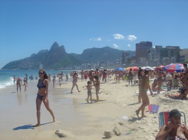 Dia de sol é receita certa para praia de Ipanema lotada