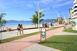 Diversos imóveis em Meia Praia tem acesso direto ao maravilhoso calçadão Diversos imóveis em Meia Praia tem acesso direto ao maravilhoso calçadão