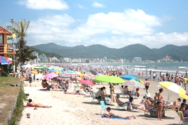 Meia Praia SC lotada em dia de sol na temporada - TemporadaLivre Meia Praia SC lotada em dia de sol na temporada - TemporadaLivre