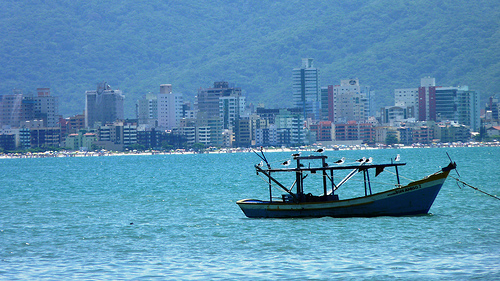Barco na praia de Porto Belo