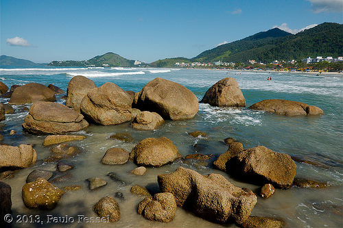 Pedras dentro do mar da Praia Grande