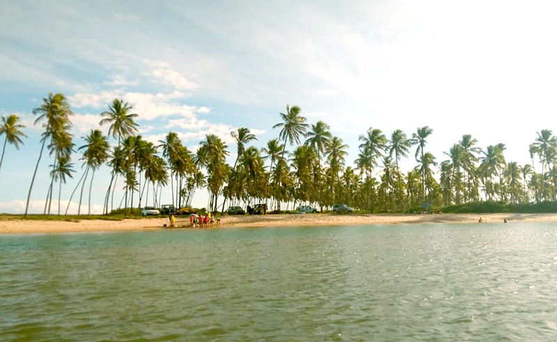 Saiba tudo sobre a praia de Barra do Jacuípe, em Camaçari!