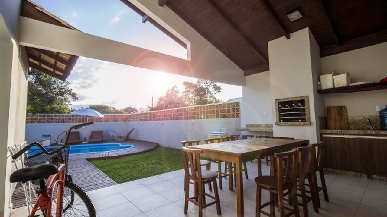 Casa de temporada com piscina e churrasqueira em Mariscal